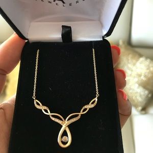 Beautiful 10K yellow gold and diamond necklace